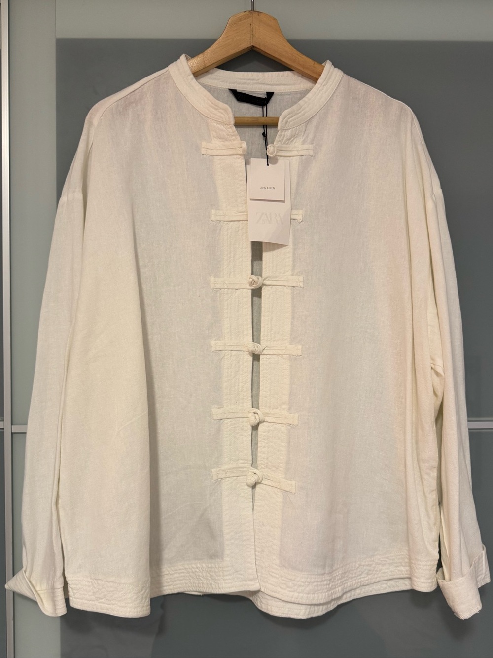 Oversized linen shirt with frog fastening